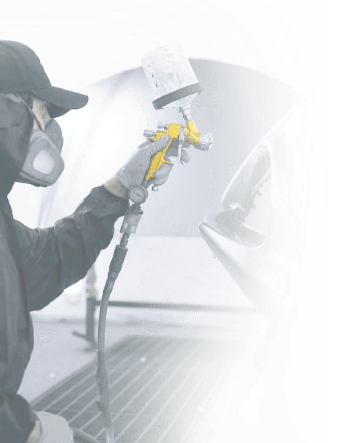 Маляр красит авто