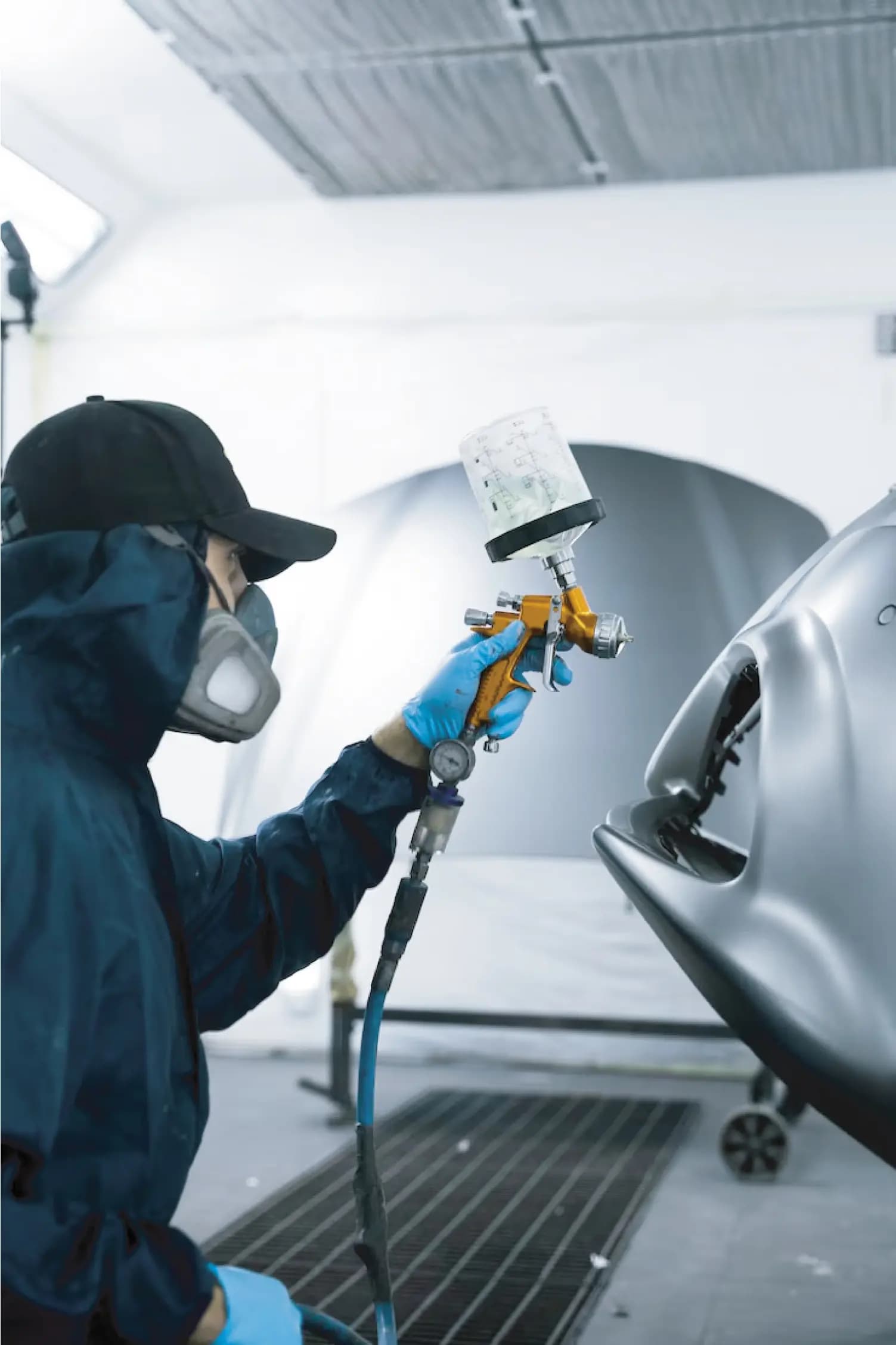 Автомаляр використовує стрічку SENSO